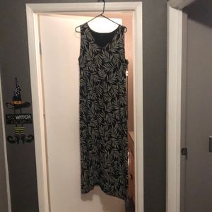 V neck black  and white palm leaf print dress